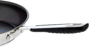 Amazon Basics Poele en acier inoxydable avec revetement antiadhesif - convient aux cuisinieres a induction, avec poignee confortable