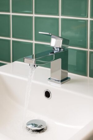 Edge Robinet mitigeur moderne chrome pour salle de bain Robinet a levier unique avec design carre, construction en laiton durable,