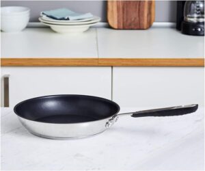 Amazon Basics Poele en acier inoxydable avec revetement antiadhesif - convient aux cuisinieres a induction, avec poignee confortable