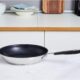 Amazon Basics Poele en acier inoxydable avec revetement antiadhesif - convient aux cuisinieres a induction, avec poignee confortable