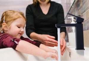 61k7xLD9hzL._AC_SL1500_.jpg ARCORA Robinet de Lavabo Pour Salle de Bain Carree Mitigeur a Levier Unique en Acier Inoxydable de 195MM avec Tuyaux d'eau Froide et