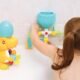 LUDI - Coffret de Bain Dino - 1 Circuit dEau a Construire, 1 Grand Dinosaure, 1 Bebe Dino Aspergeur - Jouet de Bain pour Bebe a Ven