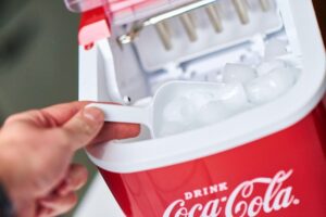 71m5G5WAlDL._SL1500_.jpg Machine à glaçons Salco Coca-Cola rétro rouge, 2 tailles