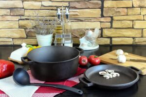 4BIG.fun Faitout en fonte avec couvercle Ø 28 cm - 6 l - Casserole Traditionnelle en Fonte 2 en 1 - Cocotte en Fonte avec Couvercle