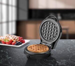 Bestron Mini gaufrier pour gaufres classiques, Petit gaufrier avec revetement anti-adhesif, pour les anniversaires d'enfants, les fe